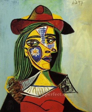 パブロ・ピカソ Painting - 帽子と毛皮の襟を持つ女性 1937 年キュビスト パブロ・ピカソ